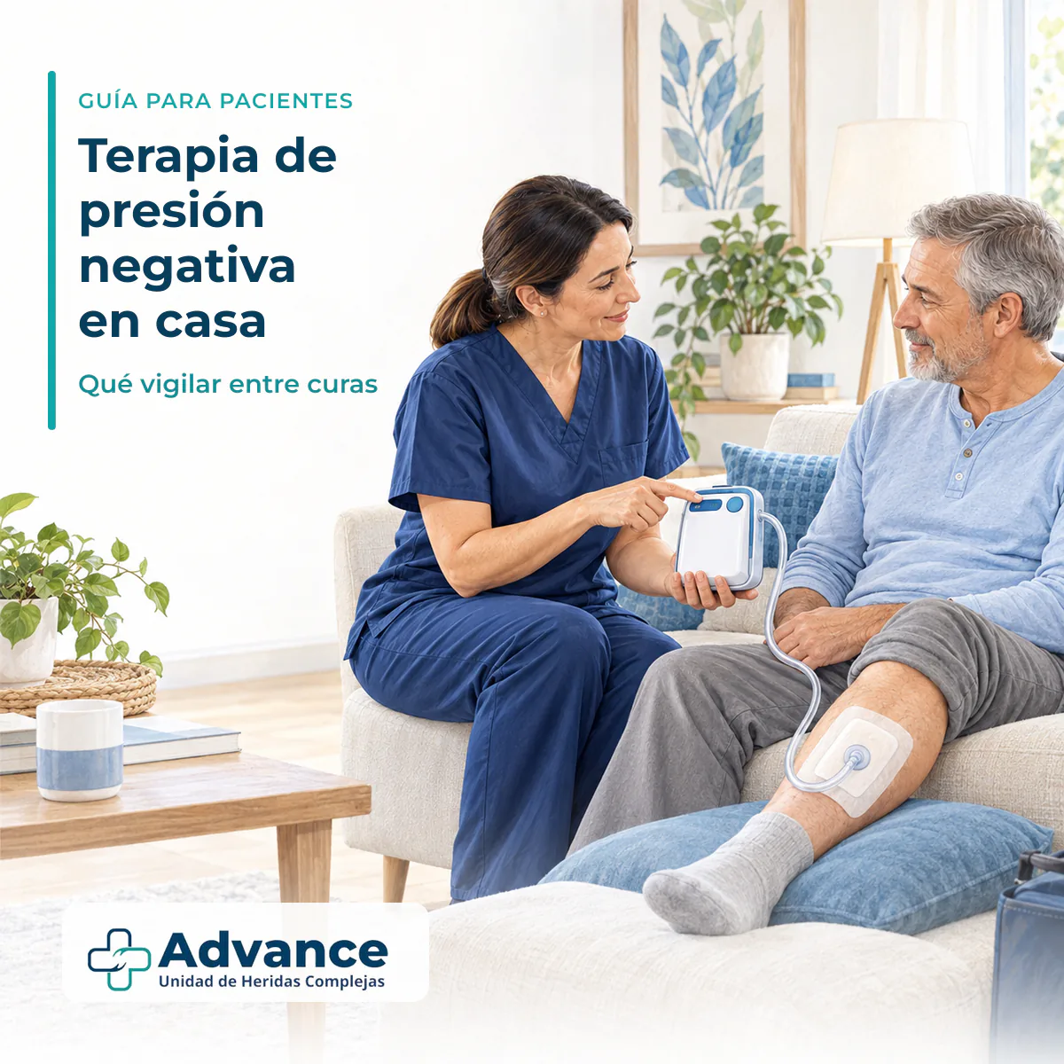 Enfermera explica a un paciente qué vigilar con la terapia de presión negativa en casa.